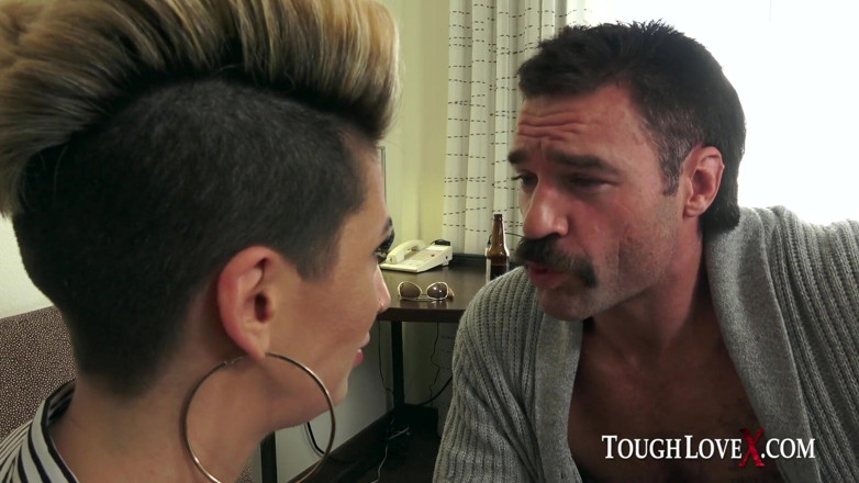 ToughLoveX: Della Dane îi face o vizită doctorului Karl