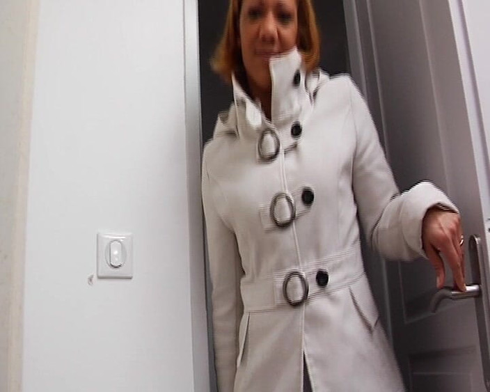 Planete Francaise: Franse babe met grote moest spelen met speeltje