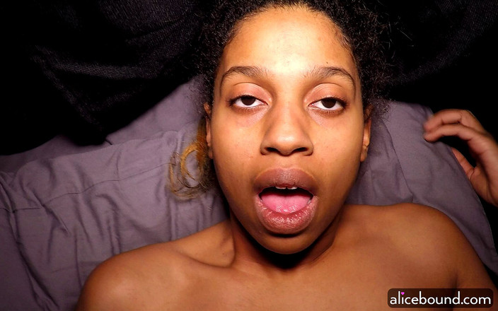 Alice Bound: Tvrdý orgasmus s vibrátorem