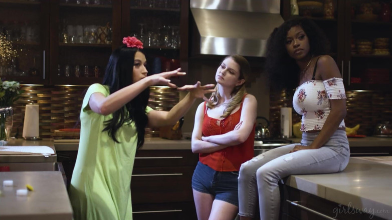 Girlsway: Girlsway - Alien Alex Coal cai no quintal de Bunny Colby...