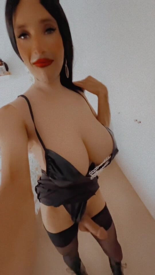 Sissy Slut Brianna: 膝が崩れるまでこの尻を顔の前で擦りつけてやる