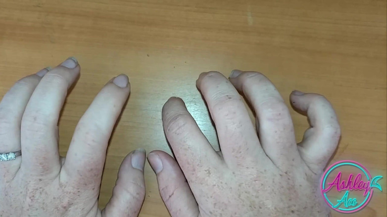 AshleyAce69: Ashley Ace menoreh kuku jari