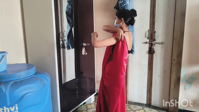 Desishycouple: 德西哥在德瓦面前换衣服。