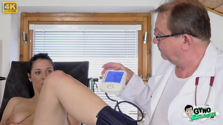 Gyno Exclusive: Examen de detección del cuello uterino de la joven milf...