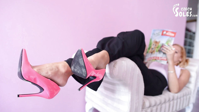 Czech Soles - foot fetish content: 그녀의 섹시한 하이힐을 매달려 있는 동안 당신을 무시해