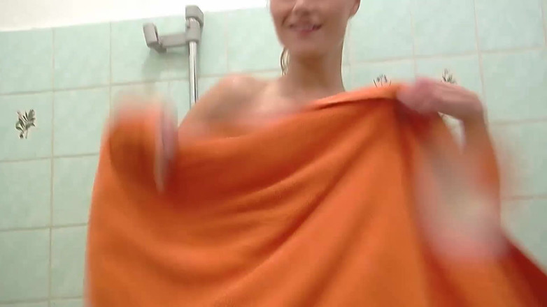 Dirty male dom, femdom, spanking and pegging vids: Gagica blondă se pișă și își atinge pizda în baie