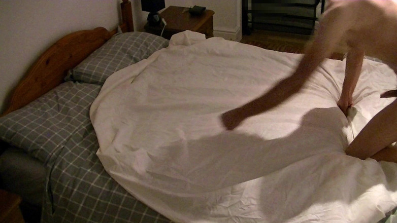 Mark Hannes: Naken hotellsäng puckel onani