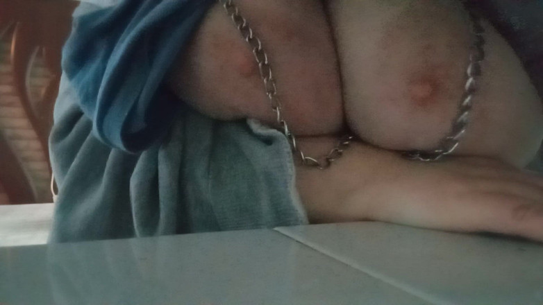 The queen of Satan: Keten op de borsten