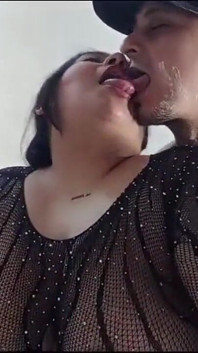 Azgın üvey annem sikimi emiyor ve sonra sütümü çıkarana kadar sikimi sikmek için oturuyor