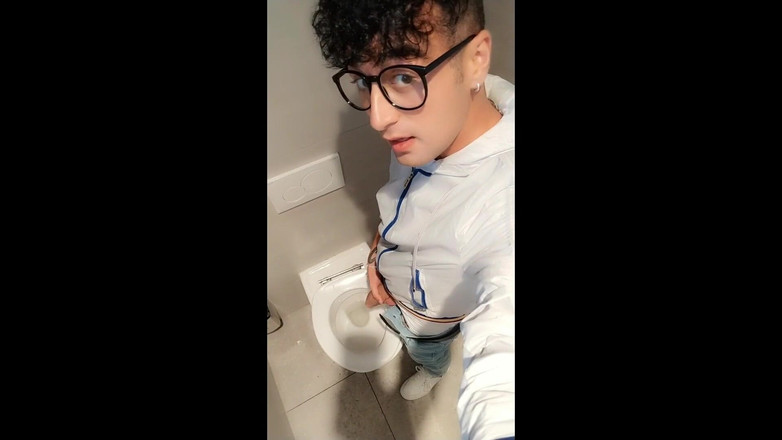 Idmir Sugary: Twink con polla gorda sin cortar meando en un baño
