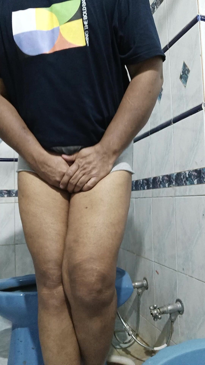 SensualBoy: Chico joven en pantalones cortos meando