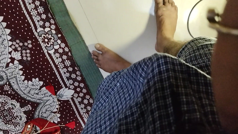 Anar Kali: Zralá žena saje ptáka svého přítele