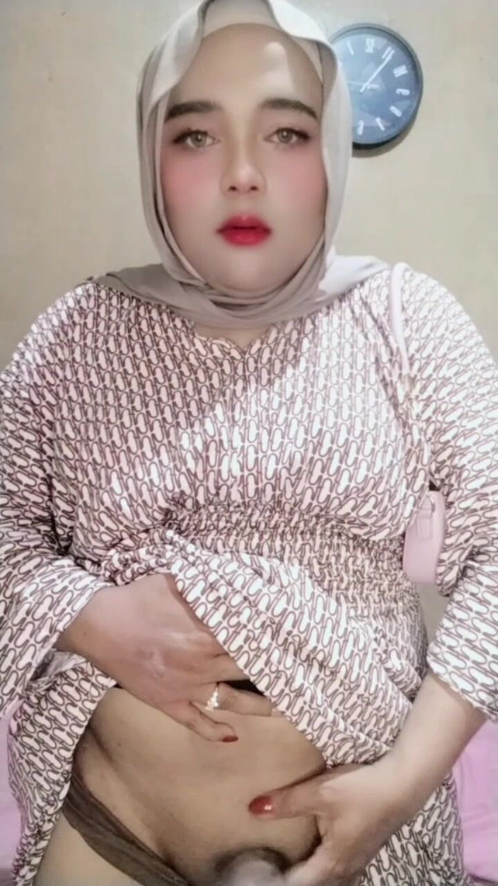Ivvy Crossdresser: Ivvy Crossdresser Hijab Feels Horny After a Month. Then She...