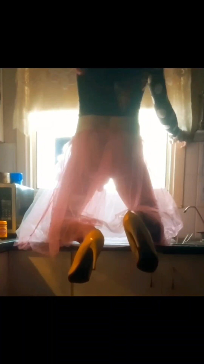 Lizzaali: Siluety v mém sexy tutu leze na mé kuchyňské lavičce