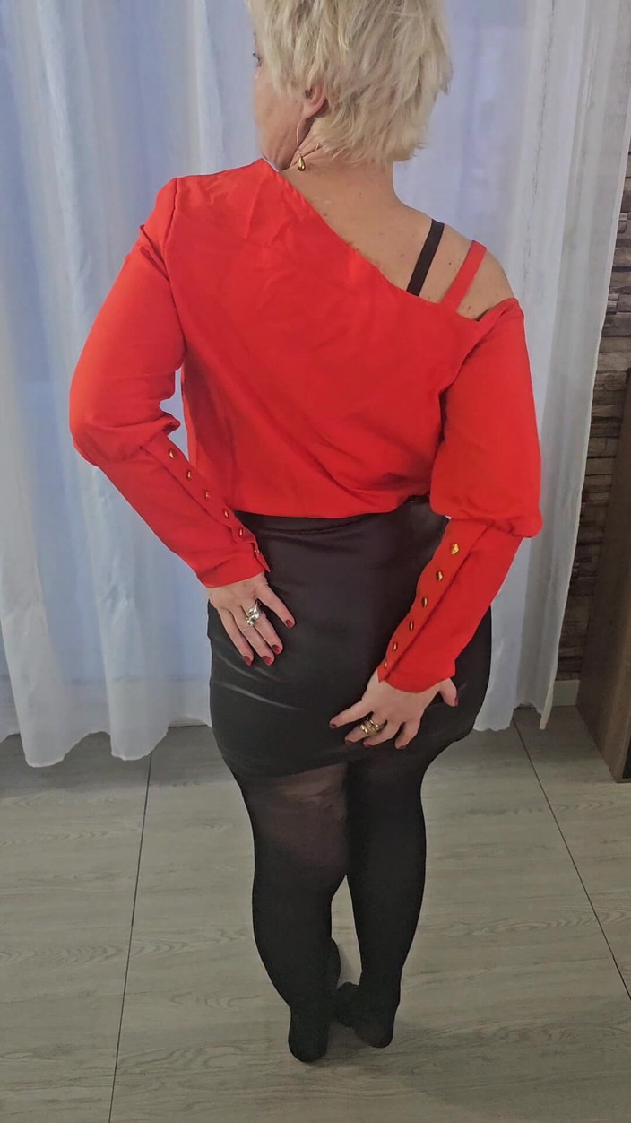 Sofy13: Aku melepas rok kulit dan pantyhose untuk menunjukkan pantatku yang...