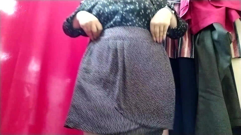 Elena: Sexy MILF's gorgeous ass is back in the mall fitting...