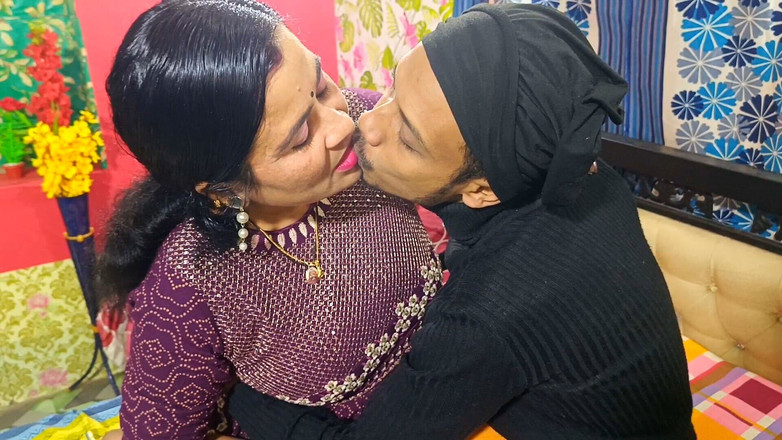 MrsEntertainer: Giáo viên Ấn Độ làm tình với học sinh của cô ấy trong...