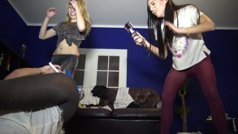 Leon Lambert Girls Twerk Parties CFNM: 집에서 팬티 스타킹 걸레와 댄스 파티