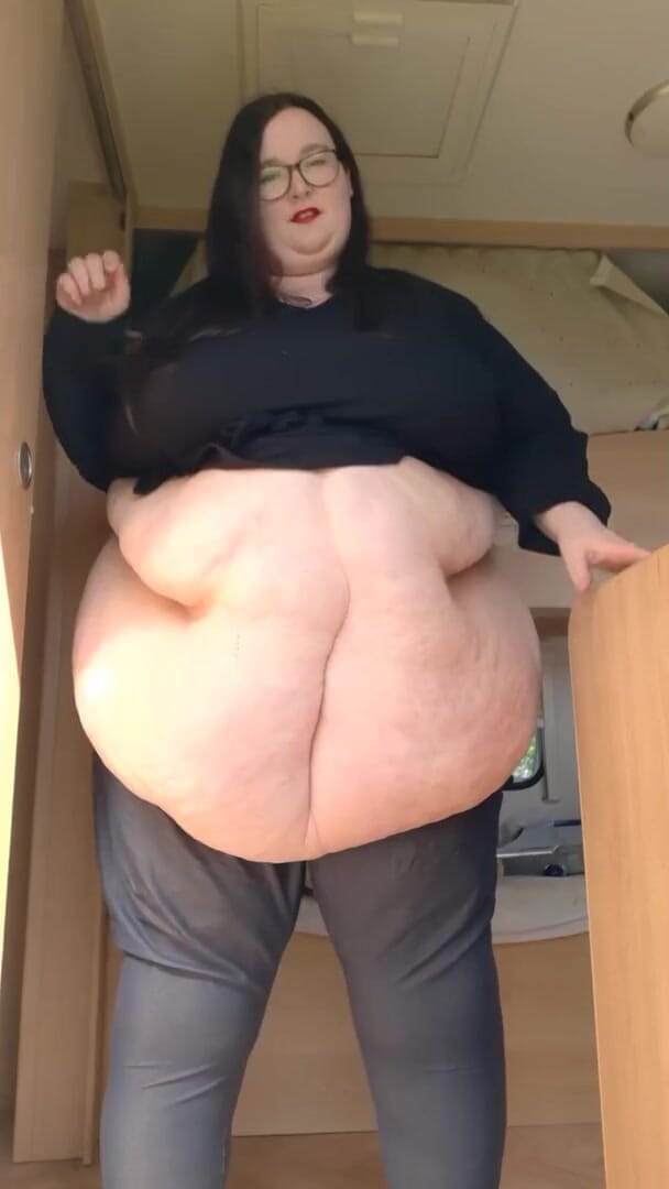 SSBBWLadyBrads: Břichoška tančí v karavanu v wobbly boxu