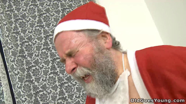 Old Goes Young: Dwie niegrzeczne nastolatka ostro zerżnięte przez seksownego starszego mężczyznę Świętego Mikołaja...