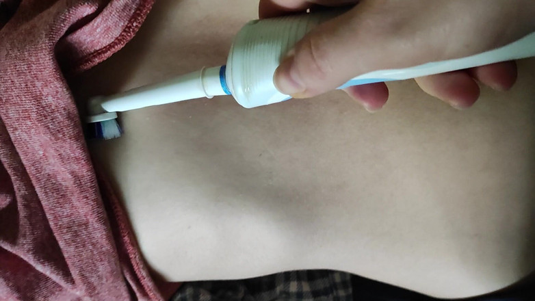 FenekManul: Nippel necken mit elektrischer Zahnbürste
