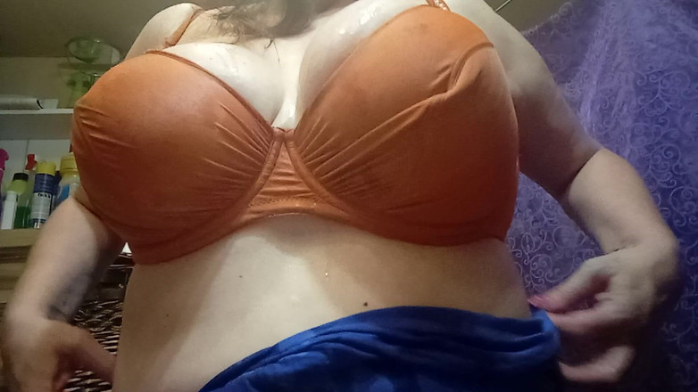 Carmen40: 我把水倒在我的大奶子上