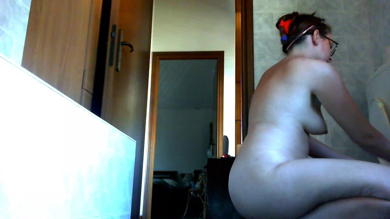 Nicoletta Embassi: Nicoletta用热辣的小便清洁她的浴室。你想要帮助她吗？