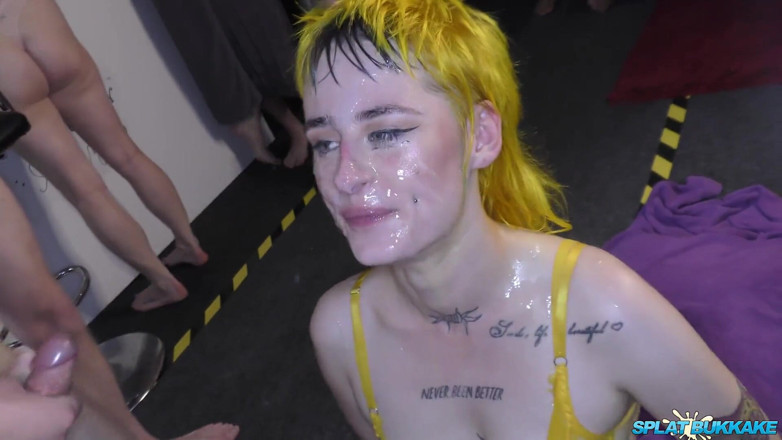 UkXXXpass: Wellustige punkslet Lana Banana neemt een aantal uitstekende ladingen in...