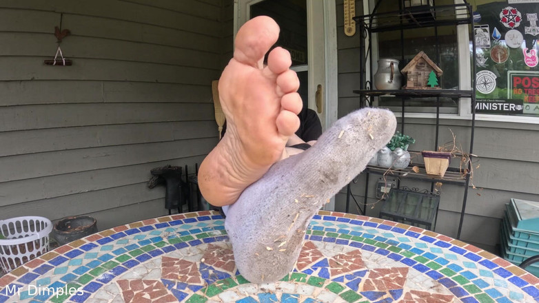 Mr Dimples: 我炫耀我肮脏的袜子和脚