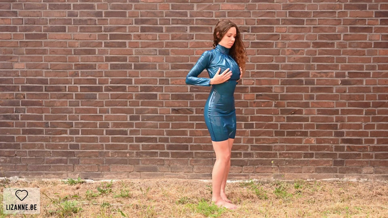 Lizanne: Catsuit'ten mavi elbiseye