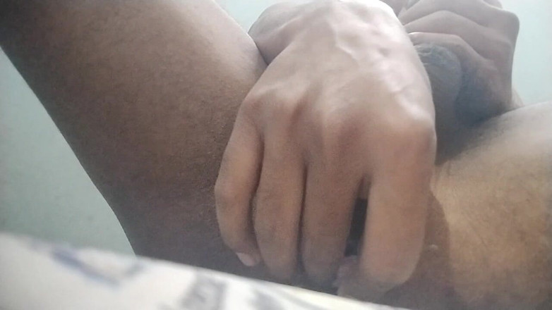 Sexy_PK_BOttom: Poniendo un cepillo en mi culo y masturbando la polla...