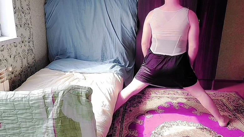 Kitty_Cross: 顽皮的变性人美女躲在透明蕾丝窗帘后面