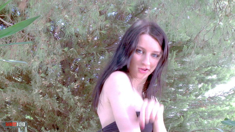 MMM100 Solo: Pauline cooper: Nette kleine brünette pauline cooper zieht die kleidung...