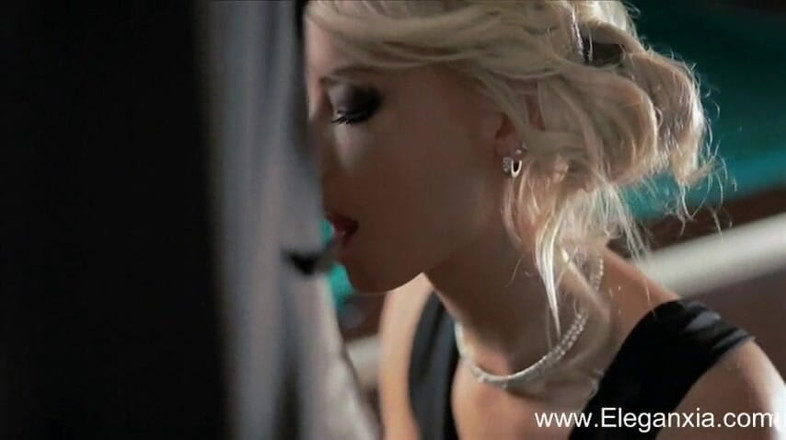 Eleganxia: Blonde babe gives good blowjob outdoor