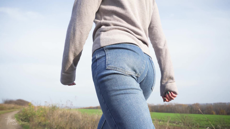 Teasecombo 4K: MILFka s Phat Ass Chodí venku ve Volných džínách