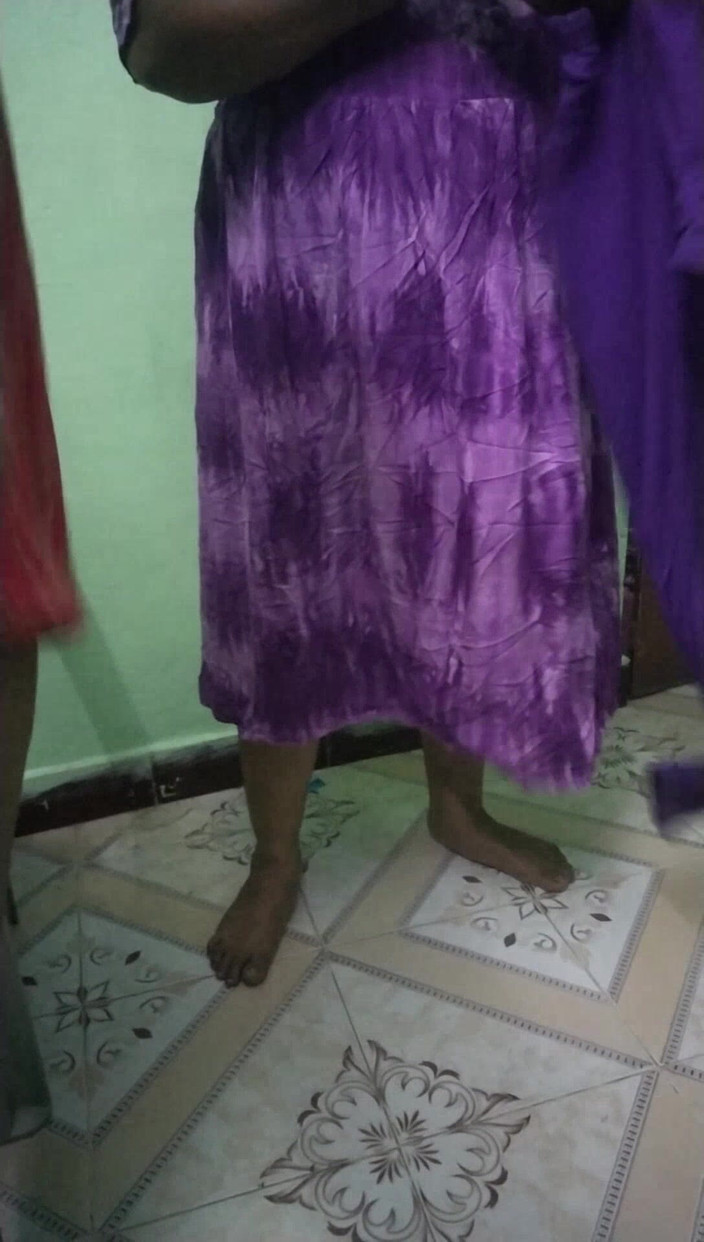 Tamil lesbian: 寝室で三人のおばさんのホットドレスを着ている