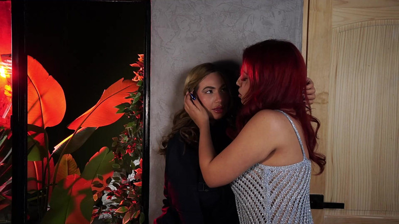 celestealba: 비하인드 스토리! 큰 형사가 나를 체포하러 왔지만, 나는 내 목소리와 큰 가슴으로 그녀를 따뜻하게 했다