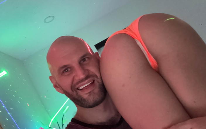 Rave Bunnys: Plachá Petite Fitbadonk dostane bušení kundičky v dj's room!