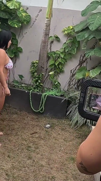 幕后花絮：我和男朋友最好的朋友一起泡按摩浴缸，同时享受他那根巨大的鸡巴