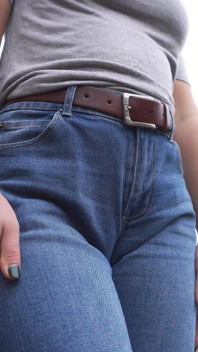 MILF retar sin stora kameltamma i blå jeans utomhus