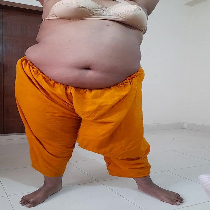 Aria Mia: 印度热辣的 60 岁奶奶被 18 岁的继孙性交