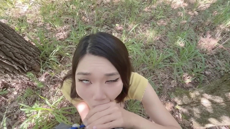 Petite creampie Asian Cumdump sluts: Азиатская сводная сестра сосет меня на улице в лесу