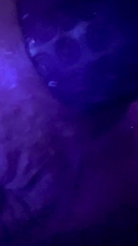 Des putes à la machine à chatte baveuse se font baiser avec un gode géant