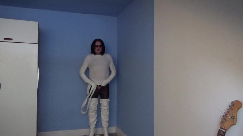 Leather Kirsten: Шаловливая в белой коже