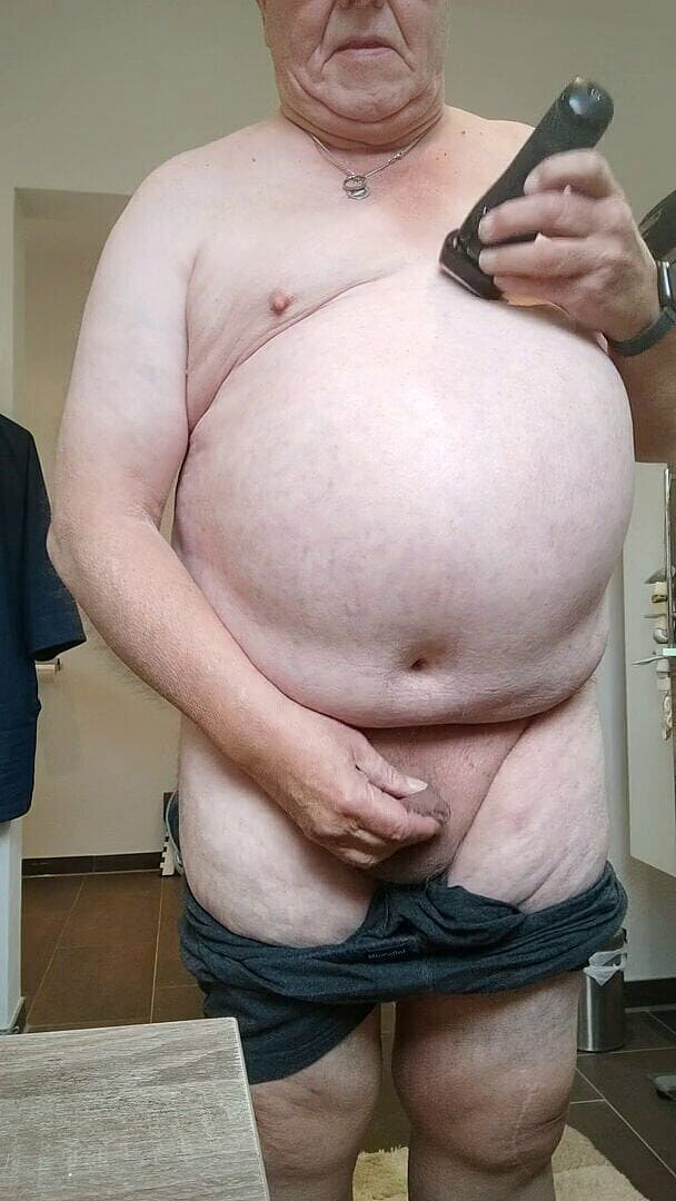 Karlchengeil: Брею сиськи и член, затем засовываю бритва и бутылку в мою задницу