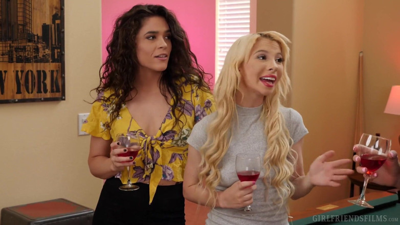 Girlfriends Films: Lesbická výměna páru, část 1 - Kenzie Reeves a Keira Croft - GirlfriendsFilms