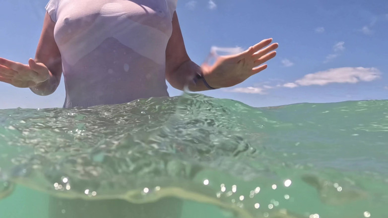 Emma Voyeur: Wet White T-shirt Swimming Underwater
