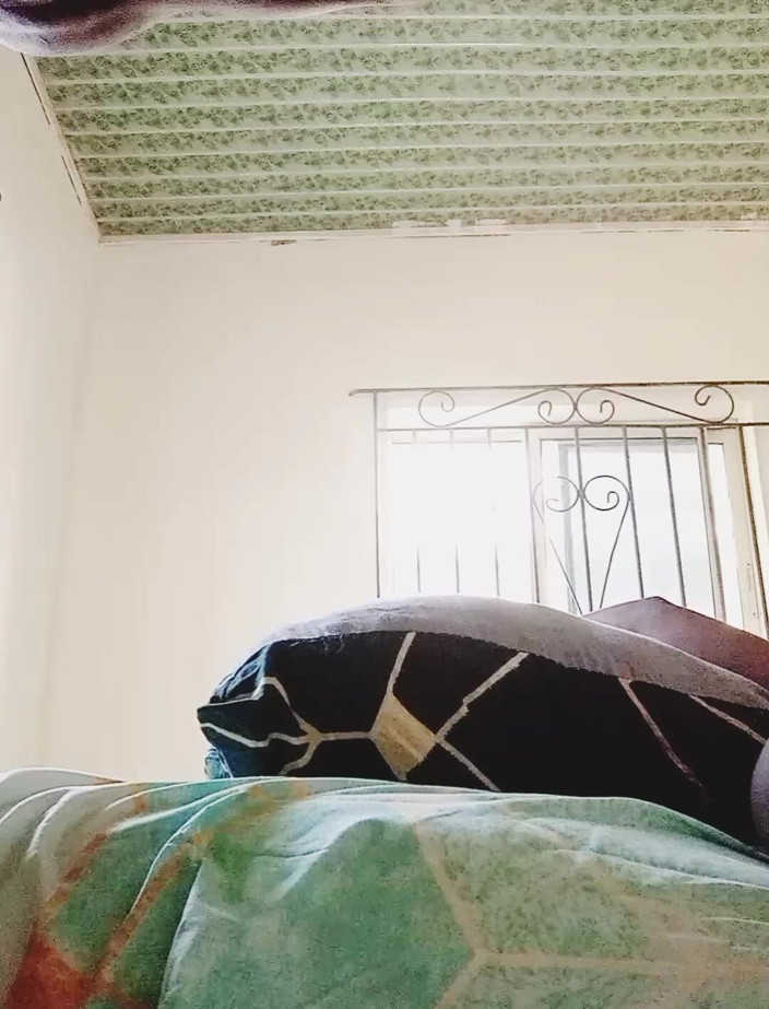 Londiq girls: Pizdă se joacă cu degetul și pe la spate