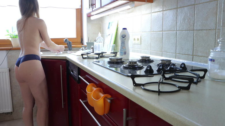AnnaHomeMix: Manželka v kalhotkách uklízí kuchyň a já nakukuji. Annahomemix