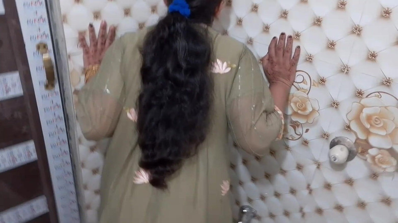 QueenbeautyQB: Banheiro compartilhado com indiana madrasta em vídeo de sexo